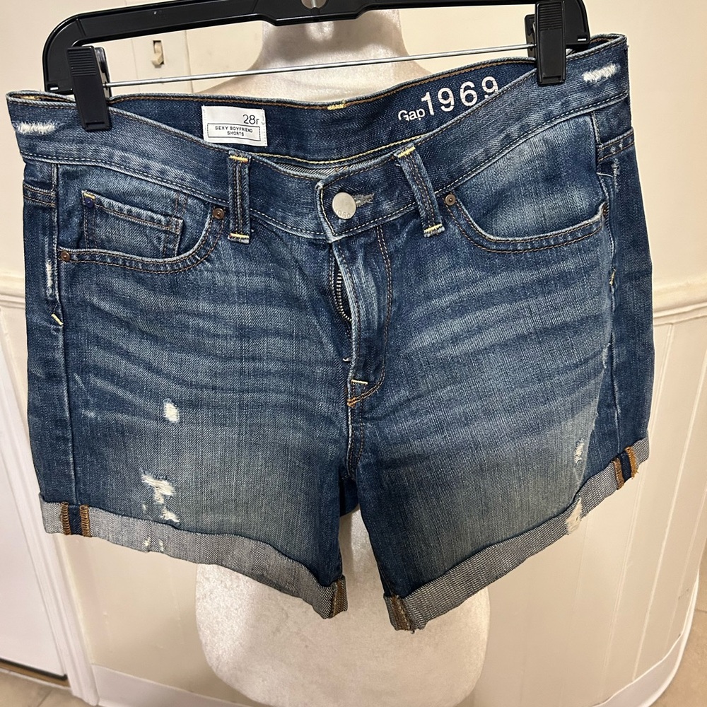 Gap 1969 Sexy Boyfriend Medium Wash Denim Shorts/Rolled Hem/ Size 28r